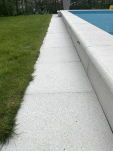 Betonwerkstein Garten- und Terrassenplatten richtig reinigen